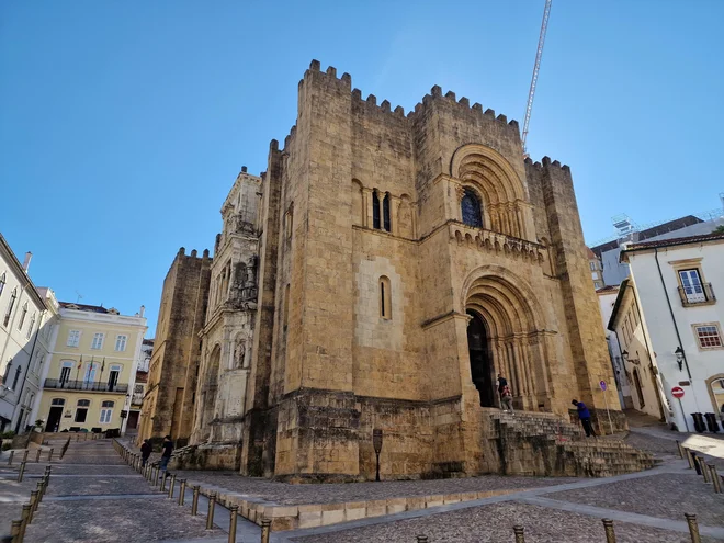 Gradnja Stare katedrale se je začela po bitki pri Ouriqueju leta 1139, ko se je princ Alfonz Henrik razglasil za kralja Portugalske in Coimbro izbral za prestolnico. FOTO: Anton Gradišek