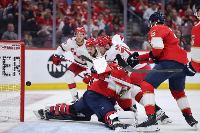Vratar Floride Sergej Bobrovskij je prejel le en gol, a ta je hokejiste Caroline obdržal v bitki za preboj v veliki finale NHL. FOTO: Carmen Mandato/Getty Images Via AFP