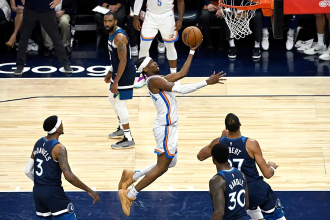 Najkoristnejši košarkar sezone v ligi NBA Shai Gilgeous-Alexander je bil najboljši strelec v četrti finalni tekmi končnice zahodne konference. FOTO: Stephen Maturen/Getty Images Via AFP