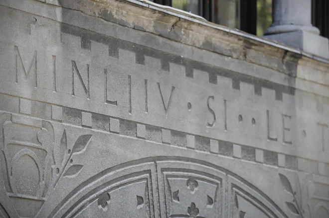 Napis v Križankah: Minljiv si, le tvoja dela so tvoj spomin. Plečnikove živopisane fasade Križank so samo en del arhitektovega projekta. FOTO: Uroš Hočevar