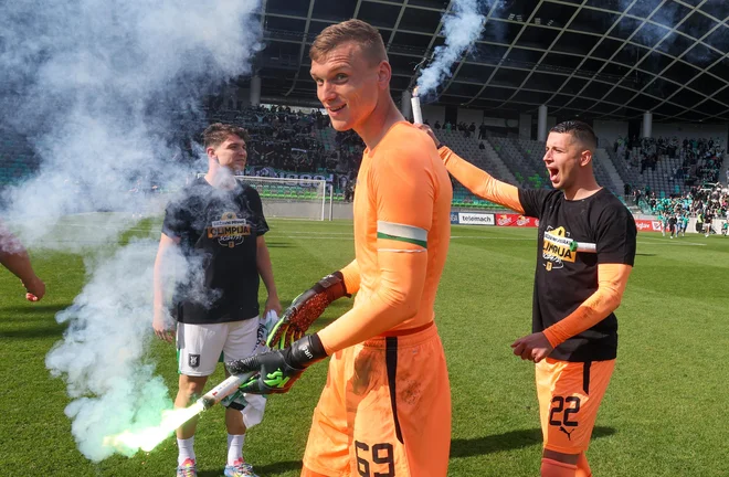 V najboljši enajsterici sezone 2024/25 so štirje nogometaši slovenskih prvakov, med njimi tudi vratar Matevž Vidovšek. FOTO: Matej Družnik/Delo