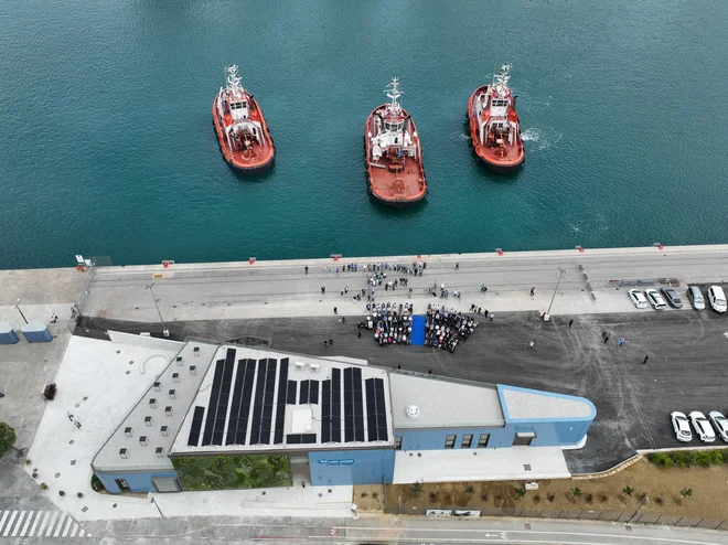 Tako je iz zraka videti novi potniški terminal, ki bo 7. junija sprejel prve potnike s križark. Foto Jakob Bužan