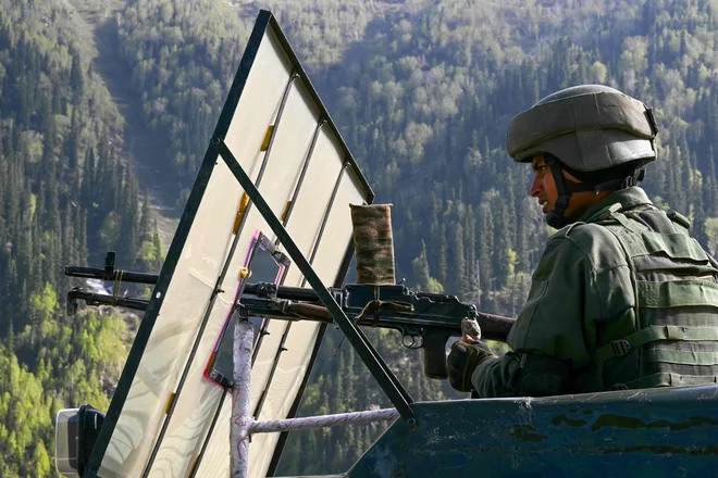 Po napadu v okolici mesta Pahalgam, v katerem so teroristi ubili 26 turistov, je Indija poslala številne delegacije v države, od katerih pričakuje razumevanje in podporo. FOTO: Tauseef Mustafa/AFP