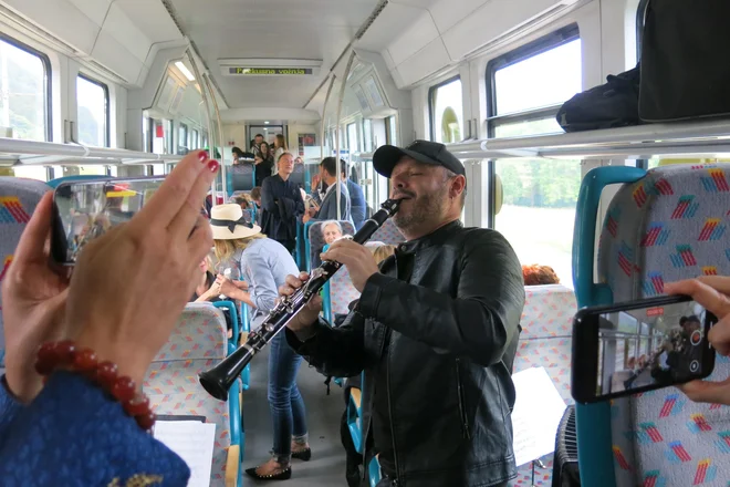 Klarinetist Goran Bojčevski je s triom poskrbel za dobro razpoloženje na vlaku. FOTO: Zdenko Matoz/Delo