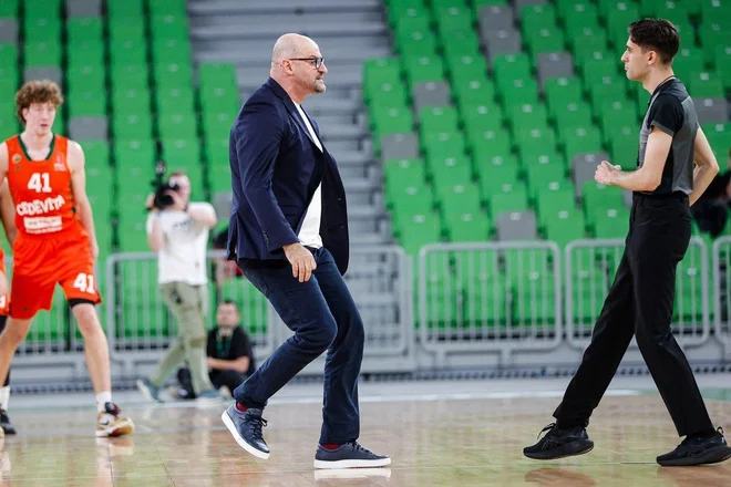 Zvezdan Mitrović je planil nad sodnika. FOTO: X