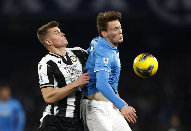Jaka Bijol se v Italiji dobro bori z robustnimi napadalci. Foto Ciro De Luca/Reuters