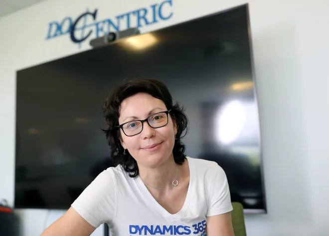 Za IT še posebej ne drži, da je to svet, rezerviran za moške, saj smo ženske odlične programerke, software arhitekte, vodje projektov in še marsikaj, poudarja Ana Gligorijević. FOTO: Blaž Samec