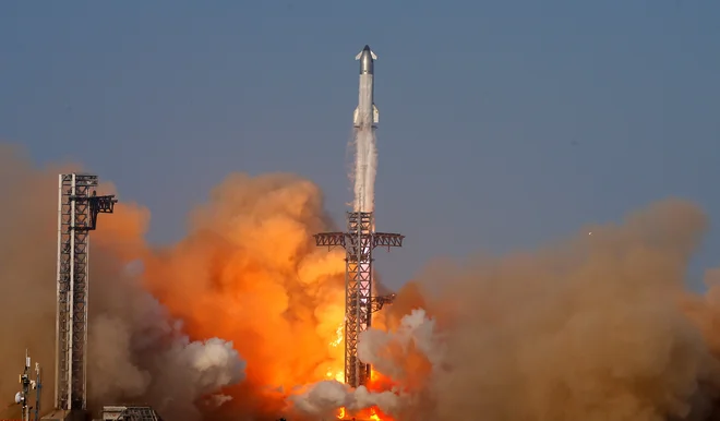 Starship tudi v devetem poskusu poleta ni opravil z odliko. FOTO: Joe Skipper/Reuters
