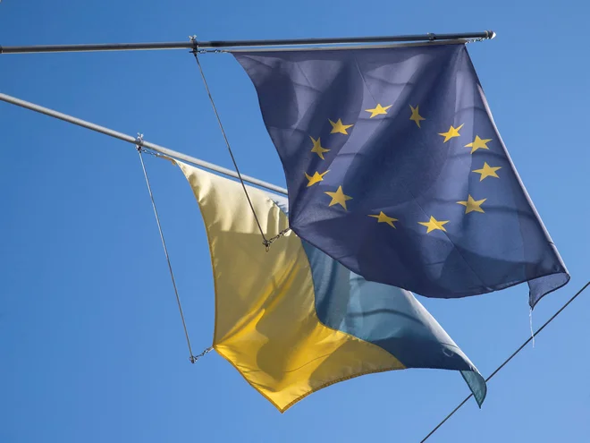 Evropska unija kljub sankcijam še vedno namenja znatna sredstva za ruske energente, kar ironično presega njeno vojaško pomoč Ukrajini. FOTO: Arnd Wiegmann/Reuters