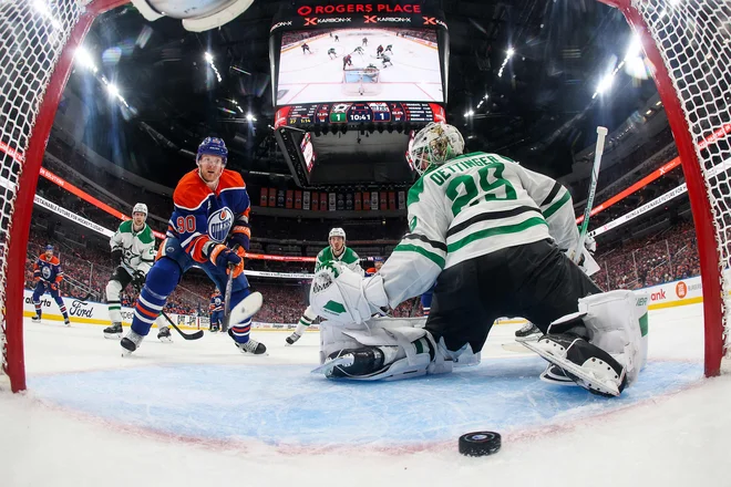 Takole je Corey Perry zabil enega od štirih golov v zmagi Edmontona proti Dallasu. FOTO: Steph Chambers/AFP