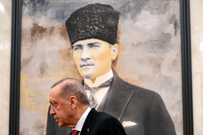 Portret Mustafe Kemala Atatürka, ustanovitelja moderne Turčije in njenih prvih ustav, in Erdoğan. FOTO: Andrew Caballero-Reynolds/Reuters