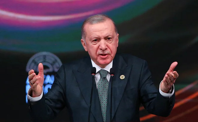 Po Erdoğanovih besedah je sedanja ustava iz leta 1982 preživeta in ohranja vojaški vpliv. FOTO: Kaan Soyturk/Reuters