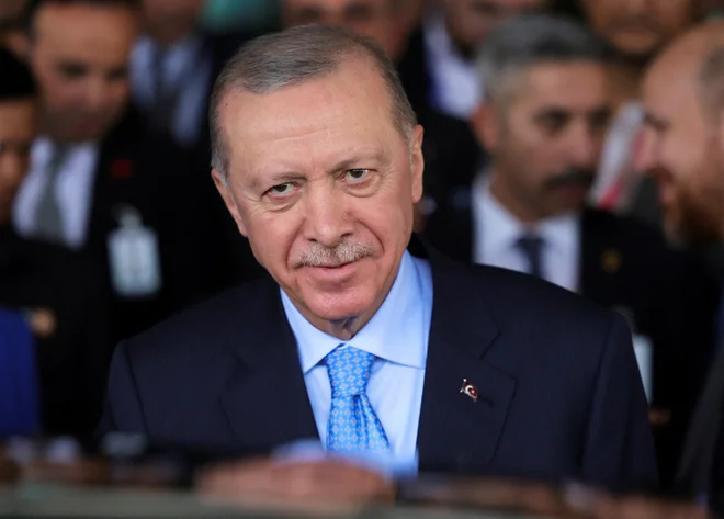 Kritiki svarijo, da bi nova ustava lahko služila predvsem podaljšanju Erdoğanove vladavine tudi po letu 2028, ko se mu izteče sedanji predsedniški mandat. FOTO: Hasnoor Hussain/Reuters