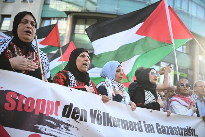 "Ustavite genocid v Gazi" piše na transparentu, ki ga držijo protestniki na shodu v Berlinu FOTO: Annegret Hilse/REUTERS