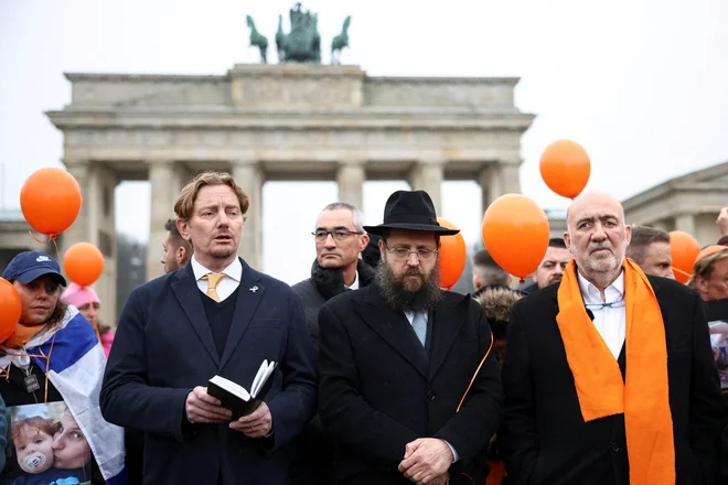 Izraelski veleposlanik v Nemčiji Ron Prosor (skrajno desno) je dejal, da v izraelu skrbno poslušajo, kaj govori kancler Friedrich Merz. Vprašanje pa je, ali se bo zaradi tega v Gazi karkoli spremenilo na bolje. FOTO: Liesa Johannssen/REUTERS