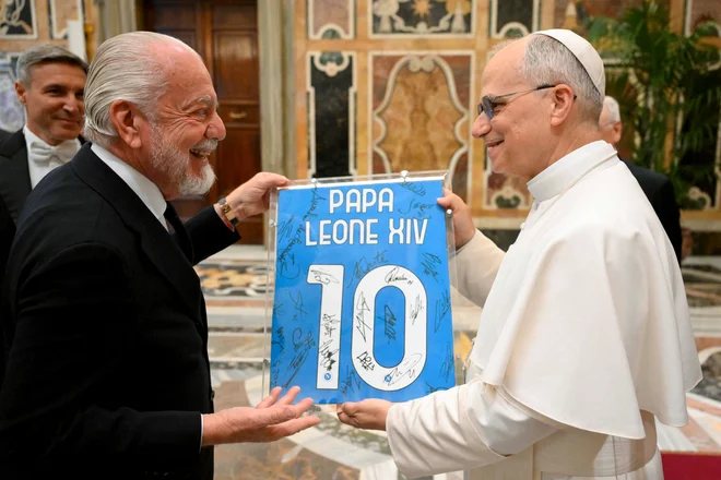 Predsednik kluba Aurelio De Laurentiis je Leonu XIV. podaril dres novih italijanskih prvakov. FOTO: Simone Risoluti/Reuters