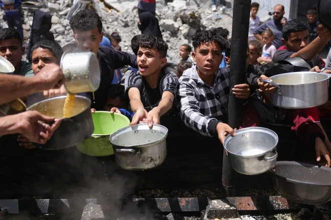 Gaza se duši v lakoti in novem nasilju. FOTO: Bashar Taleb/AFP
