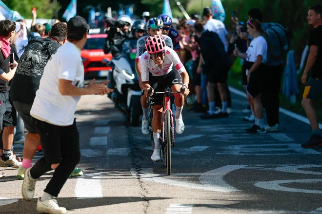 Richard Carapaz je tudi ob svoji prvi zmagi na Giru leta 2019 najprej zlomil Primoža Rogliča. Foto Luca Bettini/AFP