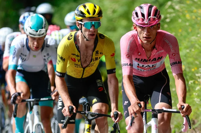 Simon Yates diha rožnati majici za ovratnik. FOTO: Luca Bettini/AFP