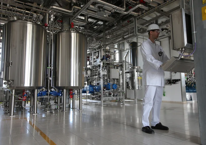 V farmacevtski industriji so pomembni razvoj inovativnih in cenovno dostopnih zdravil ter preoblikovanje proizvodnje, tako da se zmanjšajo odpadki in se zagotavlja odgovorna raba vodnih virov. FOTO: Tomi Lombar