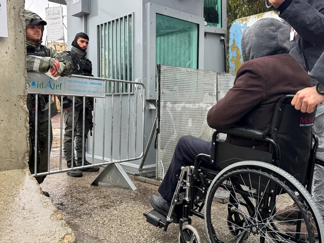 Palestinci ne morejo potovati znotraj Zahodnega brega, ne da bi prečkali kontrolne točke, ovire in zapornice, ki so pogosto zaprte. FOTO: Josri Aldžamal/Reuters