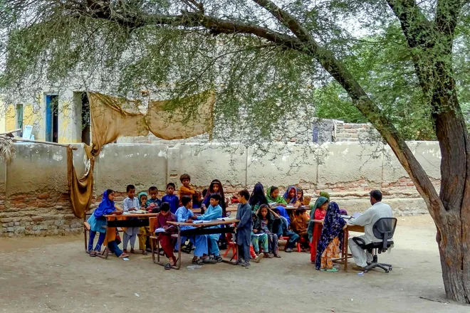 Učenci obiskujejo pouk na podeželju na obrobju Sukkurja v provinci Sindih. V Pakistanu, kjer se poletje običajno začne v začetku junija, so aprila in maja vse pogostejše visoke temperature. Aprila so temperature dosegle skoraj rekordne vrednosti, v nekaterih delih Pandžaba celo 46,5 °C. Šole v Pandžabu in Beludžistanu so zaradi vročine napovedale predčasne poletne počitnice. Foto: Shahid Ali/Afp