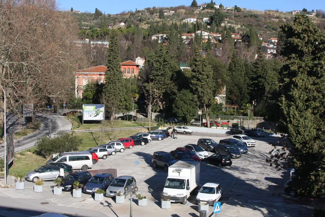 To je območje Kaštela, kjer naj bi zgradili veliko podzemno garažo in približno 70 stanovanj ter poslovne prostore. Zemljišče, ki ga je kupil Vejsil Hot, je med tem zemljiščem in avtobusno postajo. Foto Boris Šuligoj