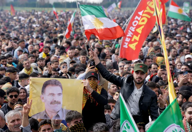 Primerjava Abdullaha Öcalana z Nelsonom Mandelo služi Žižku kot osrednja metafora za poudarjanje teže in pomena Öcalanove pobude za samorazpustitev PKK. FOTO: Tolga Uluturk/Reuters