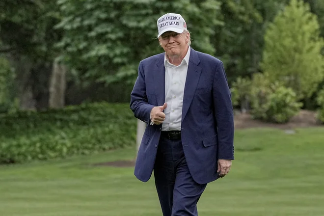 Ameriški predsednik Donald Trump v drugem mandatu dviga še več prahu kot v prvem, a so kritiki iz sveta zabave vsaj za zdaj manj glasni. FOTO: Ken Cedeno/Reuters