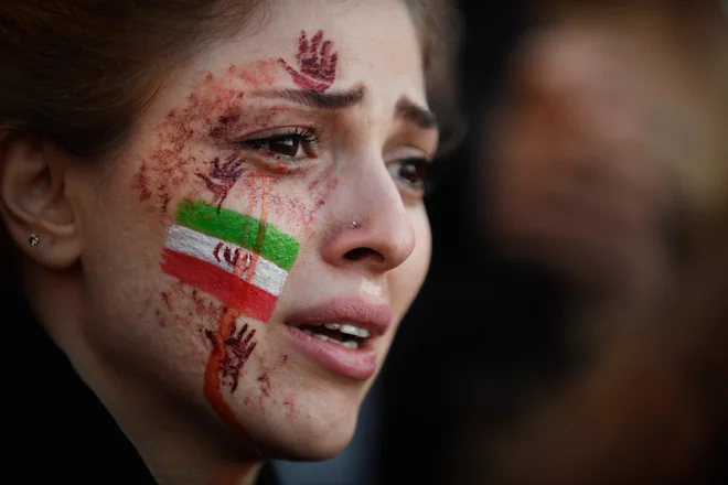 Učinke te kurdske preusmeritve Žižek povezuje s protesti v Iranu leta 2022, sproženimi po smrti Mahse Amini, mlade Kurdinje. FOTO: Julien De Rosa/AFP
