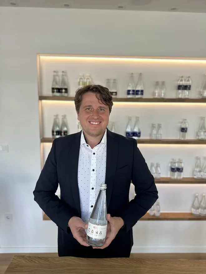 Niko Huber je tudi prvi slovenski mednarodno certificirani vodni somelje, ki, kot pravi, skrbi za kulturo pitja vode. Zato zagovarja, da se ta toči v visoke kozarce in da voda ni tekočina brez barve in brez okusa. Foto arhiv podjetja
