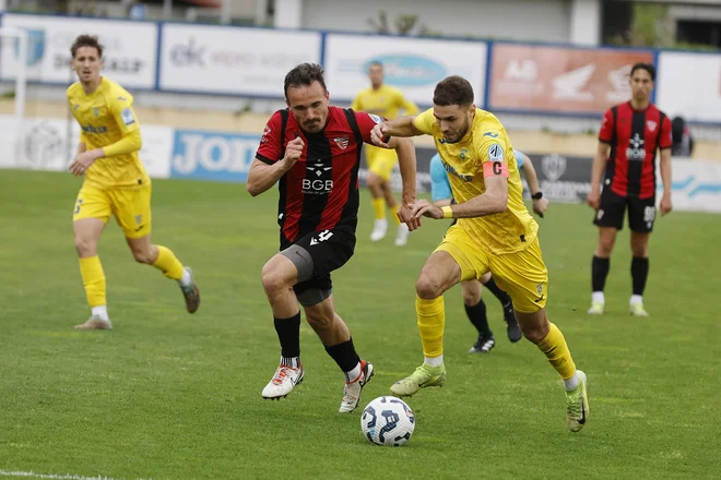 Najboljši strelec Domžalčanov Danijel Šturm (desno) bo pred selitvijo v Celje poskušal še rešiti prvoligaški status dvakratnih slovenskih prvakov. FOTO: Leon Vidic/Delo