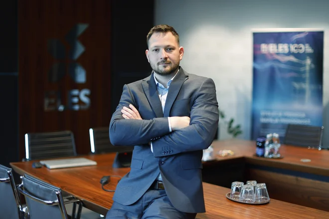 V Elesu pri svojem delovanju vseskozi uporabljamo umetno inteligenco, obogateno resničnost in najbolj sodobne digitalne platforme in rešitve, pravi Gregor Sajevic Malgaj, direktor področja informatike in telekomunikacij. FOTO: Leon Vidic/Delo