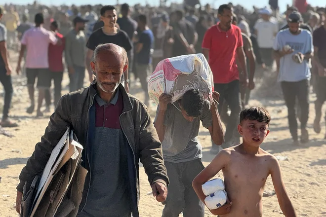 Dogajanje v Rafi je nazorno opozorilo na razsežnosti humanitarne krize v palestinski enklavi, kjer v strahu pred lakoto živi več kot dva milijona ljudi. FOTO: AFP