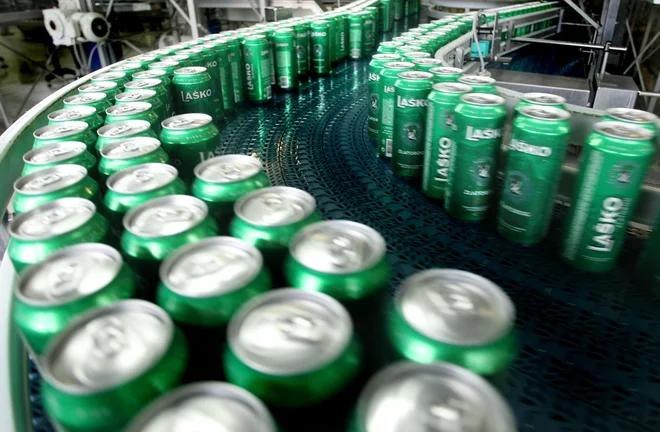 Trošarine za pivo se s 1. junijem zvišujejo za sedem odstotkov, kar predstavlja 2,6 oziroma 1,3 centa za pločevinko. FOTO: Igor Zaplatil