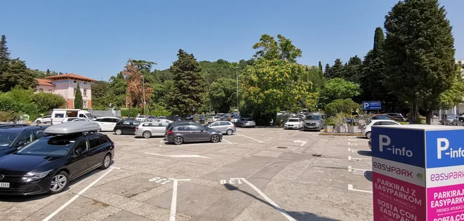 Na Kaštelu je zdaj parkirišče, Rusinja Jekaterina Solomenceva bi tukaj, sredi Portoroža, imela poslovni objekt Plaza s hotelom ali aparthotelom. Foto Boris Šuligoj