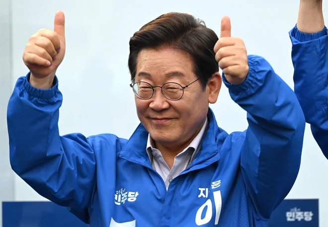 Po napovedih bo najverjetnejši zmagovalec Li Dže Mjong iz najmočnejše opozicijske Demokratske stranke. FOTO: Jung Yeon-je/AFP