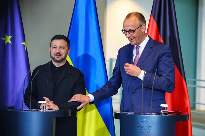 Med novinarsko konferenco kanclerja Friedricha Merza in ukrajinskega predsednika Volodomirja Zelenskega se je zataknilo pri tehniki zaradi česar prevod ni bil takoj slišen. Mer se je pošalil z zijavo: "Nemška tehnologija." FOTO: Fabrizio Bensch/REUTERS