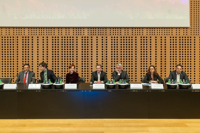 Po mnenju predsednika vlade je Slovenija danes bolj vključujoča in odporna, kot je bila pred tremi leti, ko so začeli delati. FOTO: Voranc Vogel/Delo