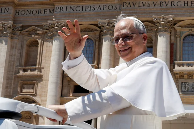 Papež Leon XIV je opravil že številne avdience športnikov, pozdravil je tudi nogometaše Napolija, nove italijanske državne prvake. FOTO: Remo Casilli/Reuters