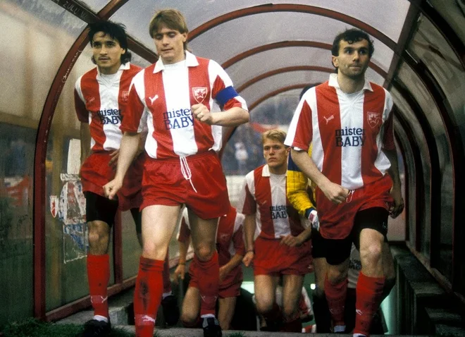 Dejan Savićević (desno) je pripadal izjemni zasedbi Crvene zvezde z Darkom Pančevom in kapetanom Draganom Stojkovićem. Slednji je bil v finalu 1991 član Marseilla, Pančev in Savićević pa sta igrala za zmagovalno moštvo iz Beograda. Foto Crvena zvezda