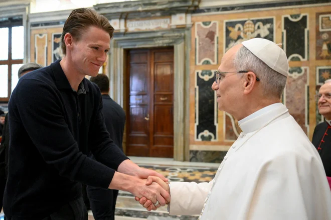 Nogometaš Napolija Scott McTominay je po srečanju s papežem Leonom XIV. izrazil navdušenje in dejal, da je bila to zanj »neverjetna izkušnja«. FOTO: Simone Risoluti/Reuters