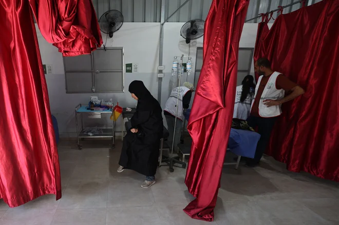 V Gazi je bilo od začetka izraelske ofenzive 7. oktobra 2023 po najnovejših podatkih tamkajšnjega ministrstva za zdravje ubitih že skoraj 54.250 ljudi. FOTO: Eyad Baba/AFP