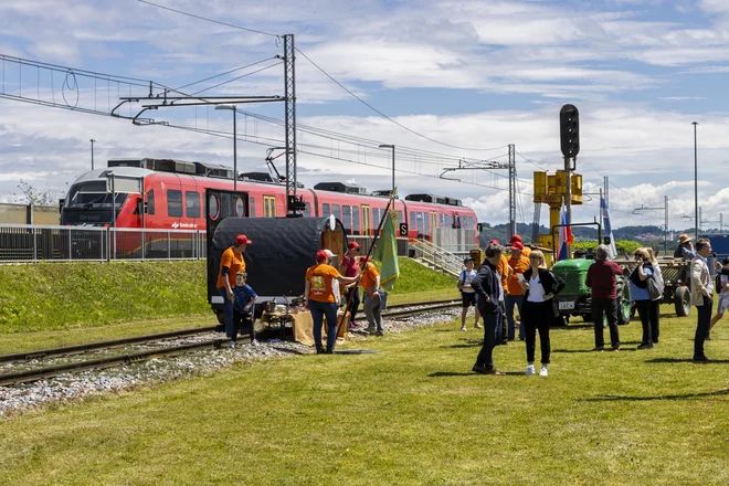 Slovenske železnice s ponudbo trajnostne mobilnosti skupaj z lokalnimi skupnostmi oz. občinami pomembno vplivajo na razvoj trajnosti v okolju. FOTO: Slovenske železnice