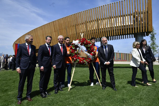 V bližini stadiona Juventusa so odkrili spominsko obeležje italijanskega umetnika Luce Vitoneja, gre za več kot 60 metrov dolgo simbolično rampo. FOTO: Massimo Pinca/Reuters