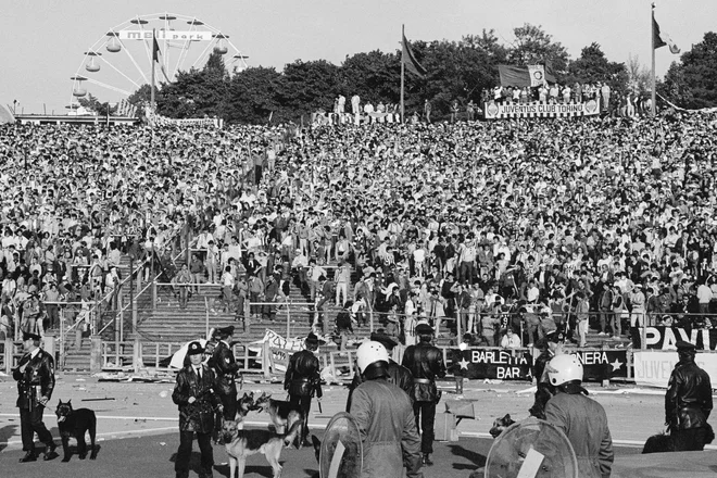 Tragedija se je začela odvijati približno uro pred načrtovanim začetkom tekme, ko je bil stadion Heysel že nabito poln. FOTO: Dominique Faget/AFP