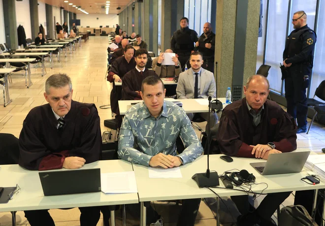 Klemen Kadivec z zagovornikoma, v drugi vrsti njegov brat Blaž z odvetnikom. FOTO: Dejan Javornik