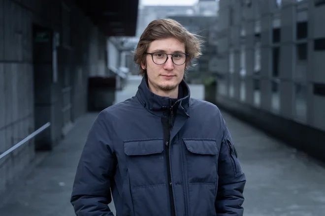 »Moj slog pisanja se spreminja od dela do dela, ampak rekel bi, da sem v teh letih že ustvaril neko jedro, ki je resnično moje,« Nejc Ledinek Hovnik. FOTO: Voranc Vogel