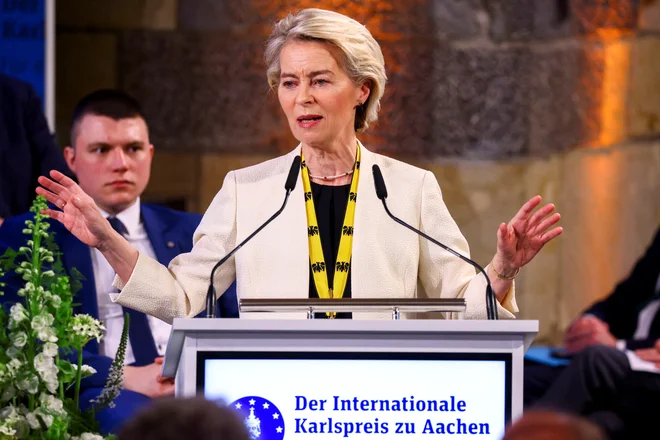 Ursula von der Leyen je v govoru v Aachnu, kjer je prejela nagrado Karla Velikega za zasluge pri združevanju Evrope, povedala, da si »želimo ponovno okrepiti partnerstvo z ZDA«. FOTO: Thilo Schmuelgen/Reuters