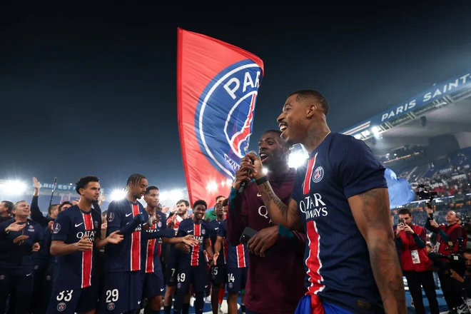 V Parizu je Dembele postal tudi vodja v slačilnici. Foto Franck Fife/Reuters